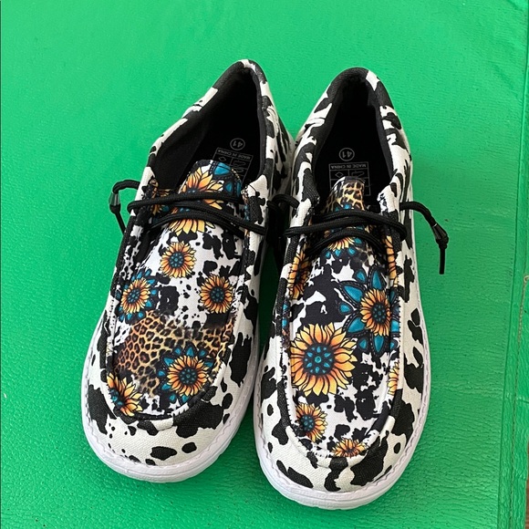 💥NEW ITEM💥 Floral and Animal Print Sneakers - Picture 1 of 4